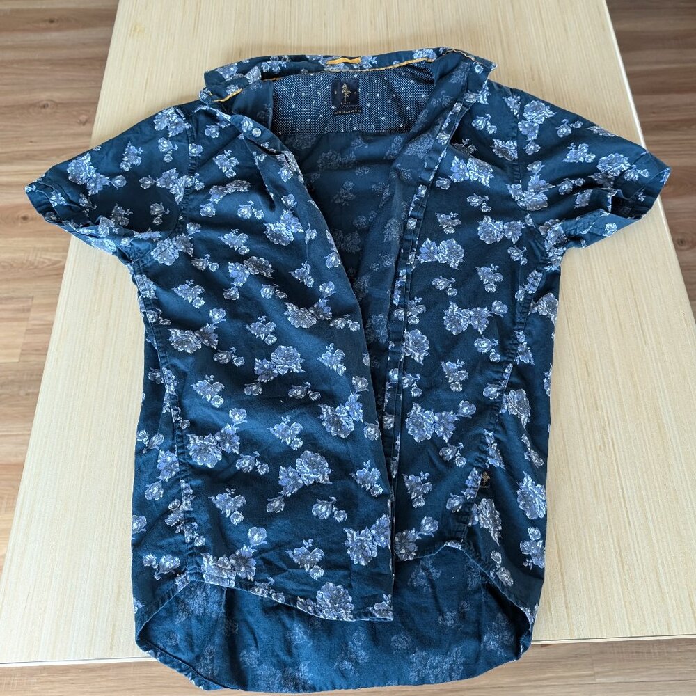 Slim bit blue button-up